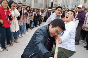 力战千钧——拔河比赛的故事（友情、合作、坚韧不拔）