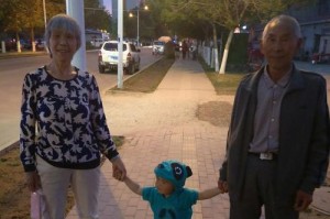 “妈妈终于回家了”（在没有母爱的世界里，它突然来到了这个孩子身边）