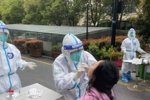 勤恳的医护人员（她用自己的力量为患者带来温暖和希望）