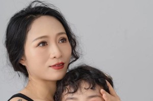 母亲，我的世界（爱的双手）