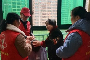 照亮他人的心灵（一位学生的无私奉献）