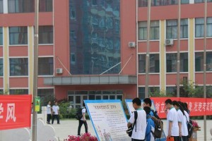 《诚信之花开放的故事》（一位坚守诚信的人物与他的传奇）