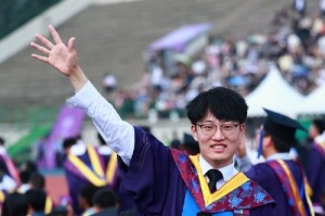 青春同行（一群志同道合的人，在学校里度过了四年青春，留下了最美好的回忆）