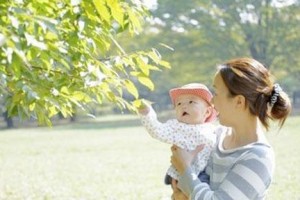 分享让我们更快乐（一个开心的小女孩）