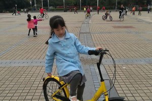 从摔倒到自信——我学会了骑自行车（一个小女孩的成长故事）