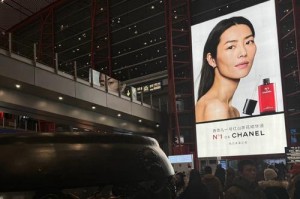 勇敢面对危险的年轻人（迎难而上，绝不放弃）
