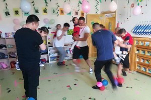 她用小小的行动诠释了大爱无声的真谛（她用小小的行动诠释了大爱无声的真谛）
