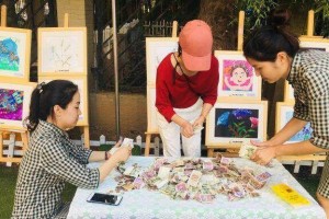 义卖，爱心无限（小学生通过义卖活动为贫困地区的孩子捐赠物资）