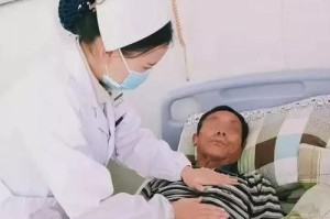 勤恳医护人员的故事（用爱心和专业守护生命）